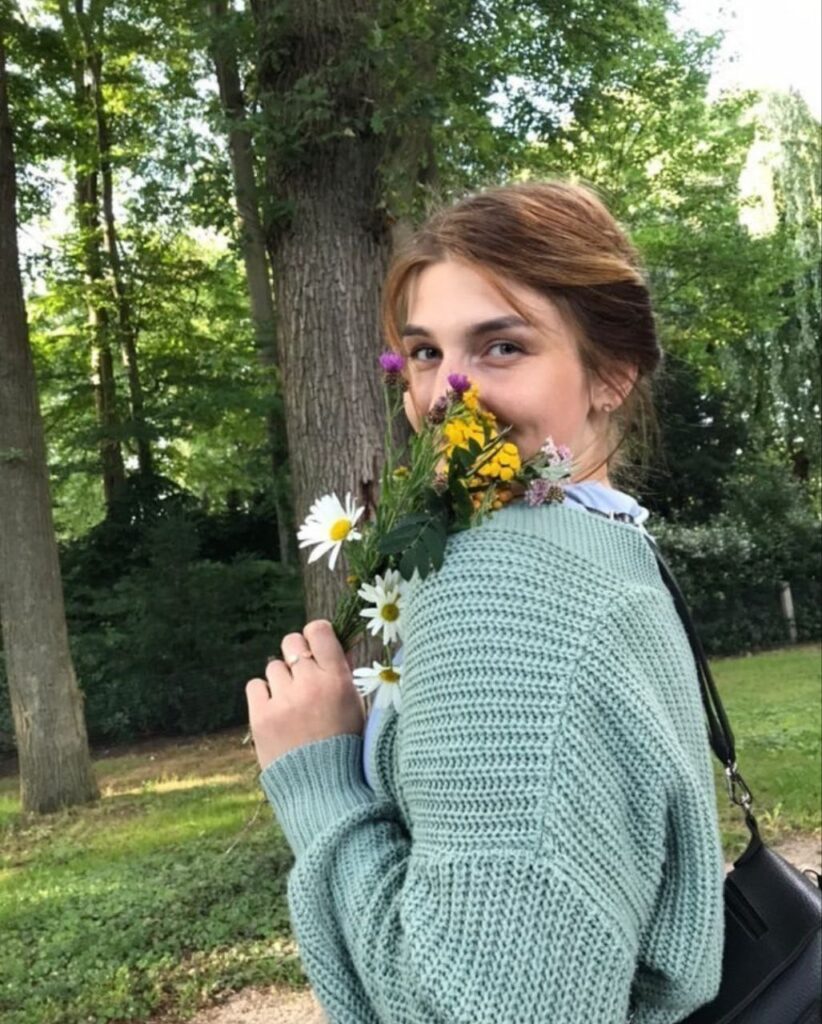 Julia Marfel manicurist